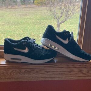 Nike Women's Black and white Sneakers